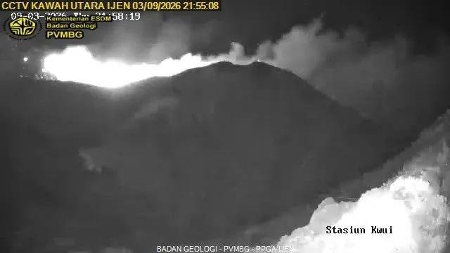 indepenSumatera's tweet photo. BANYUWANGI DARURAT! 

KARHUTLA GUNUNG MERAPI MEREMBET KE KAWASAN GUNUNG IJEN! 

Kebakaran hutan dan lahan  skala besar yang awalnya melalap kawasan hutan Gunung Merapi (Ungup-Ungup), Banyuwangi, makin tidak terkendali! Kobaran api dilaporkan makin meluas hingga merembet ke vegetasi lereng kawasan cagar alam dan Taman TWA Gunung Ijen!

Kondisi di lapangan saat ini benar-benar kritis dan mencekam:

API CEPAT MEMBESAR & SUSAH PADAM: Angin kencang di dataran tinggi ditambah vegetasi kering akibat kemarau bikin kobaran api dengan cepat menjalar dari titik lereng Merapi ke arah kawasan Ijen.

ANCAMAN KABUT ASAP & GAS BERACUN
Selain merusak ekosistem hutan dan habitat satwa endemik, titik api yang makin mendekati jalur pendakian berisiko memicu paparan asap pekat yang bercampur dengan potensi gas vulkanik.

JALUR PENDAKIAN & WISATA WAJIB WASPADA
Situasi ini memicu desakan darurat agar seluruh aktivitas warga, penambang belerang, hingga wisatawan di sekitar TWA Kawah Ijen ditutup total demi keselamatan jiwa!

MEDAN EXTREME BIKIN PETUGAS KEWALAHAN
Personel gabungan Tim Reaksi Cepat (TRC), BPBD, BKSDA, Perhutani, hingga relawan lokal terus berjibaku di lapangan. Namun, curamnya tebing dan terbatasnya sumber air membuat upaya pemadaman secara manual mengalami kendala sangat berat!

Pertanyaannya sekarang
Sampai kapan penanganan karhutla di kawasan konservasi vital seperti ini selalu terkesan melambat sampai apinya membesar dulu? Butuh berapa hektar hutan Lindung yang hangus baru armada helikopter Water Bombing diturunkan secara masif?!