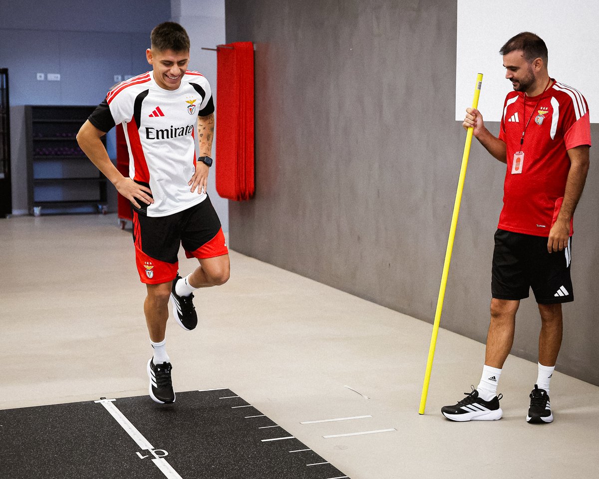 slbenfica_en's tweet photo. 📸💪 https://t.co/zZl2079MSq