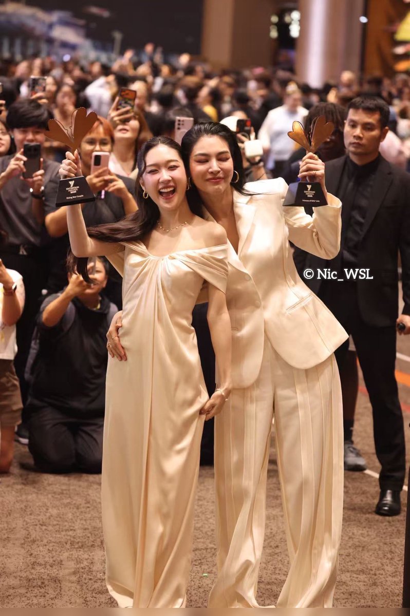 onlyforphifai's tweet photo. Trong tay có cúp trong lòng có em =]]

FAYEATOM Y ENT AWARDS 2026
#YentertainAwards2026xFayeAtom https://t.co/C77T1vNuDI