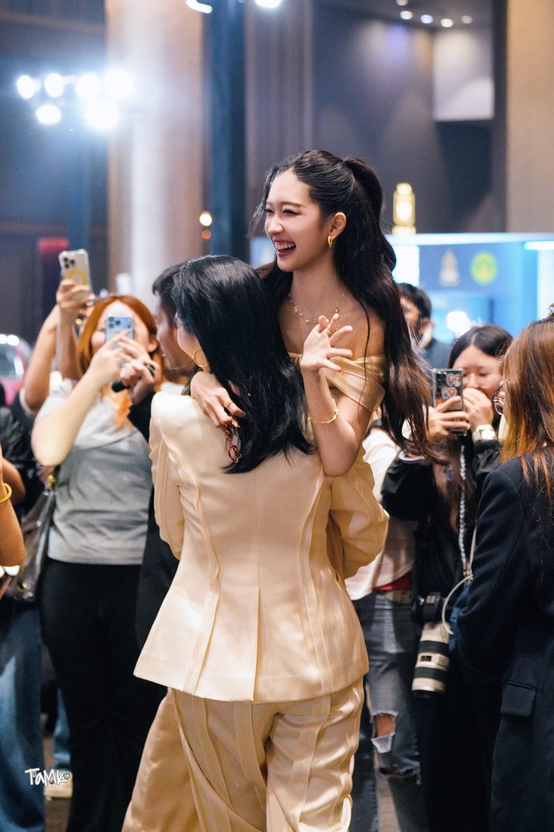 onlyforphifai's tweet photo. Trong tay có cúp trong lòng có em =]]

FAYEATOM Y ENT AWARDS 2026
#YentertainAwards2026xFayeAtom https://t.co/C77T1vNuDI
