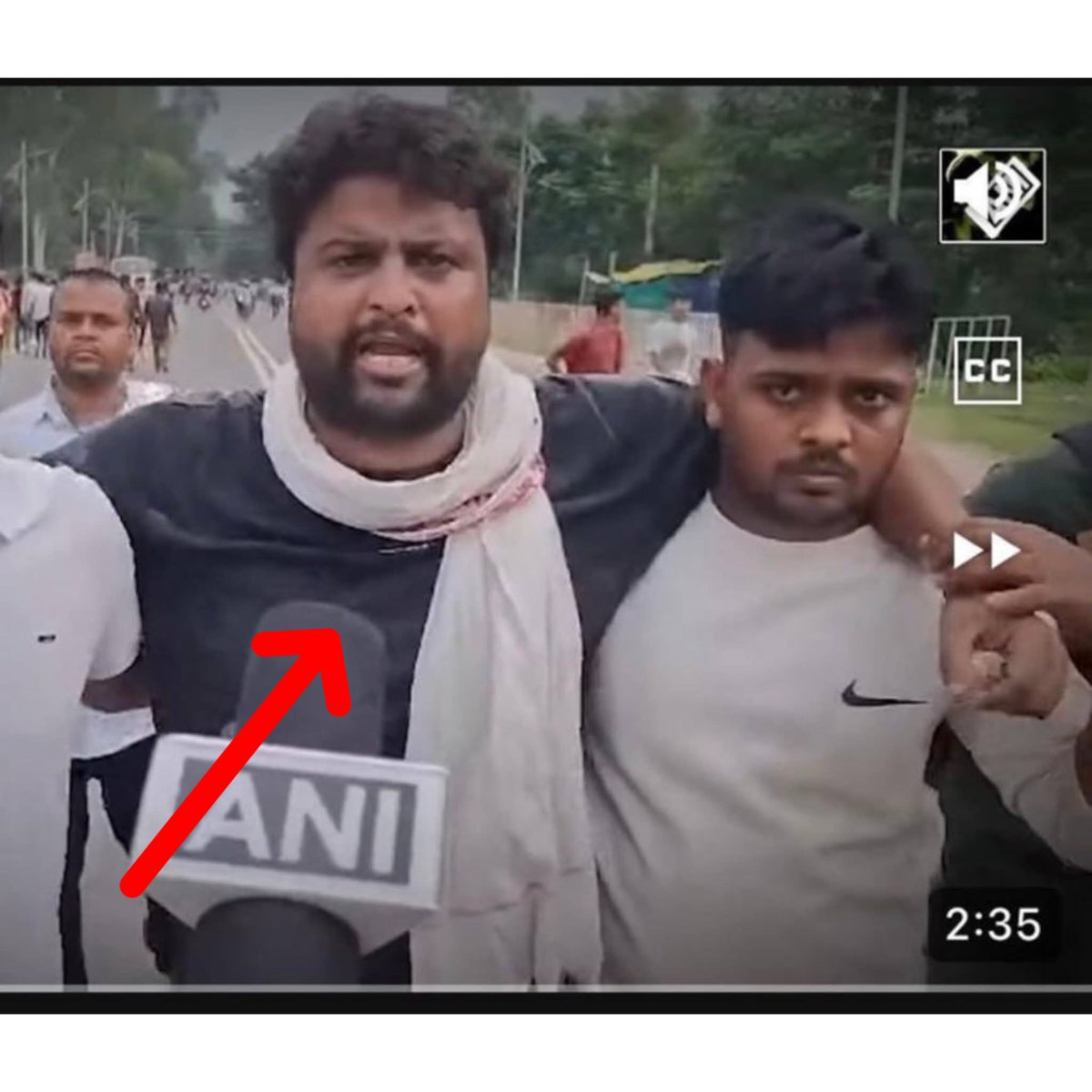 SACHNAMA_'s tweet photo. 10 तारीख के विधानसभा घेराव में ये काला टी-शर्ट वाला कौन है जो पुलिस बैरीकेट को तोड़ रहा है! @dgpjh
@JharkhandCID @JharkhandCMO @DC_Ranchi @ranchipolice 
@JharkhandCMO @dgpjh  @JmmJharkhand @JharkhandPolice
@Kalpanasoren76 @deepakbiruajmm
@VinodPandeyJMM @chamralindajmm
@IrfanAnsariMLA
@iamnktiwari @JbkssArmy @Nikhilkr985  @1618_chandan
@The_FollowUp @22scopenews
@gangeshg @Surjit_Lagatar @ButterSDeol
@htTweets @prabhatkhabar
@DainikBhaskar @JagranNews
@arunchauhan1 @lagatarIN
@News18Jharkhand @newsranchi @ranchilivenews
@KashishBihar @fourthpillartfp @kumarsudivya @mahuamajilive
@shilpinehatirki @dipikaps @radhakrishnaki3