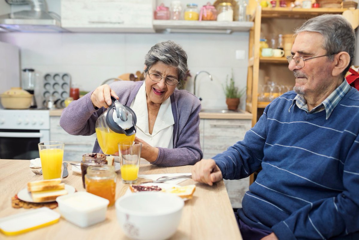 engAGEDCenter's tweet photo. Research suggests that eating with others may support brain health by creating opportunities for #SocialConnection. For #OlderAdults, regular shared meals can be a simple way to connect with others while supporting overall well-being. Read more: https://t.co/YIJgVTIKxW. https://t.co/or1BwpvOBG
