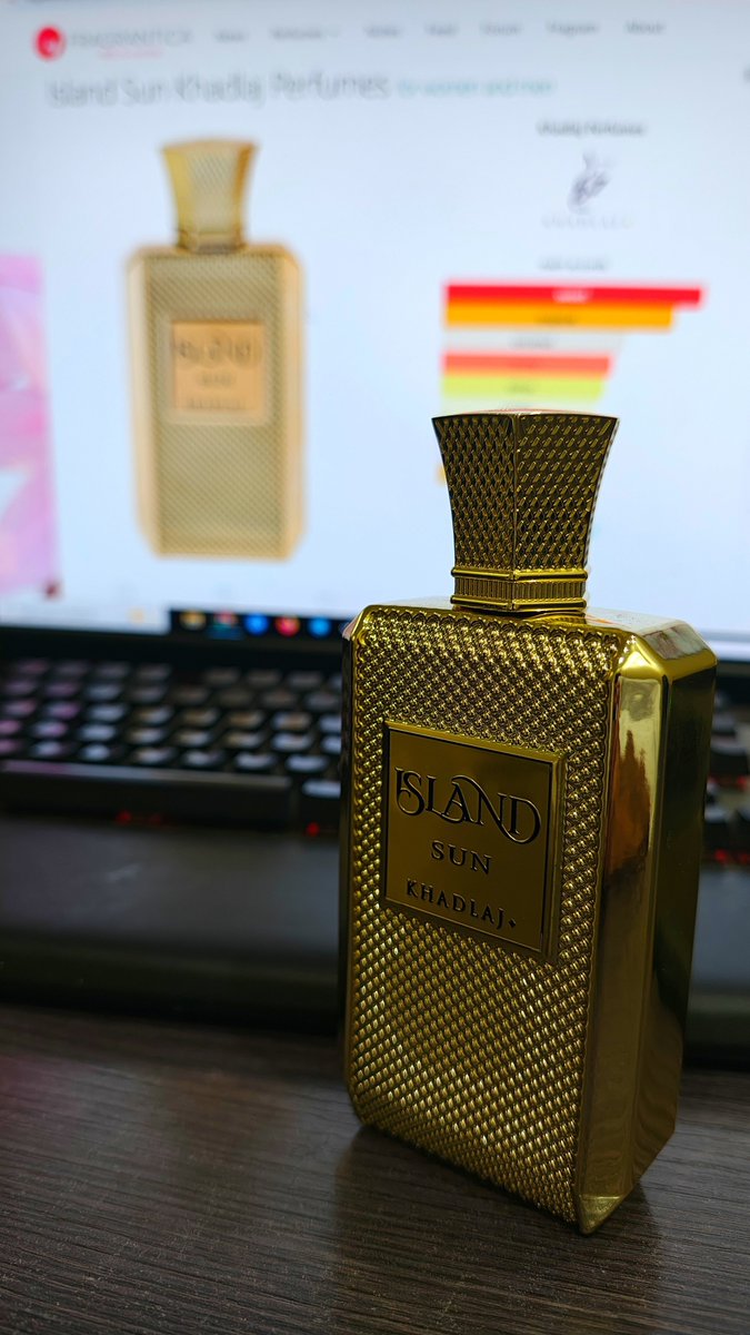 Perfumeclinic's tweet photo. عطر آيلاند صن من خدلج
Island Sun by Khadlaj
عطر فاكهي استوائي خشبي
مناسب للأجواء الصيفية صباحًا ومساءً.
افتتاحية حمضية لاذعة ومنعشة في الدقائق الأولى (اللايم، الليمون) بطابع فاكهي استوائي واضح من (المانجو) مع لمسات كريمية ناعمة في الخلفية من( جوز الهند)،
مرورًا بقلب العطر مع دخول (زهرة البرتقال، الياسمين، الفلفل الوردي) لتخفف من حدة الافتتاحية وتضيف نعومة زهرية ونظافة ولمسة تابلية خفيفة، ليستقر العطر على قاعدة خشبية مسكية كريمية دافئة (حبوب التونكا، الأخشاب الثمينة، المسك) مع بقاء لمسات استوائية فاكهية خفيفة في الخلفية.
#عطر_المساء
#رابطة_عشاق_العطور