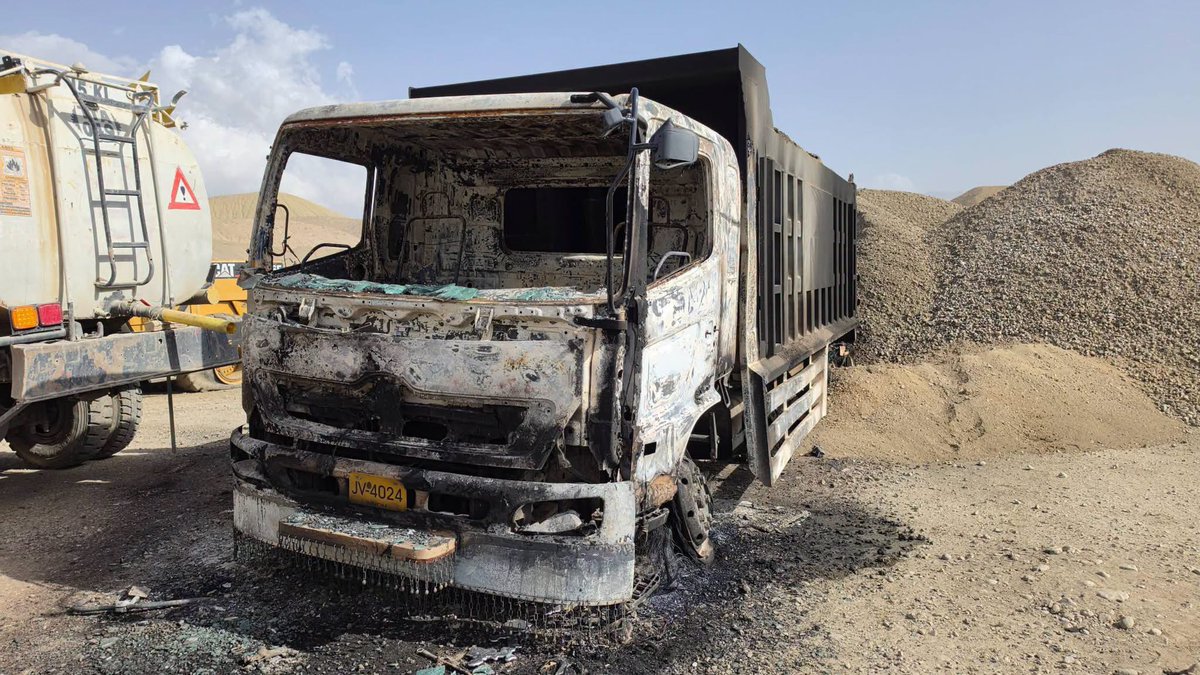 ParaSF007's tweet photo. Khani Baba–Ziarat Road, Balochistan:

militants attacked NPI Construction &amp; Engineering site. Machinery set on fire including 8 dumpers, 2 loaders, 1 excavator, trailer, bitumen distributor &amp; water bowser.
2 company pickup vehicles taken. 2 workers abducted.

++ https://t.co/4yDocWnThM