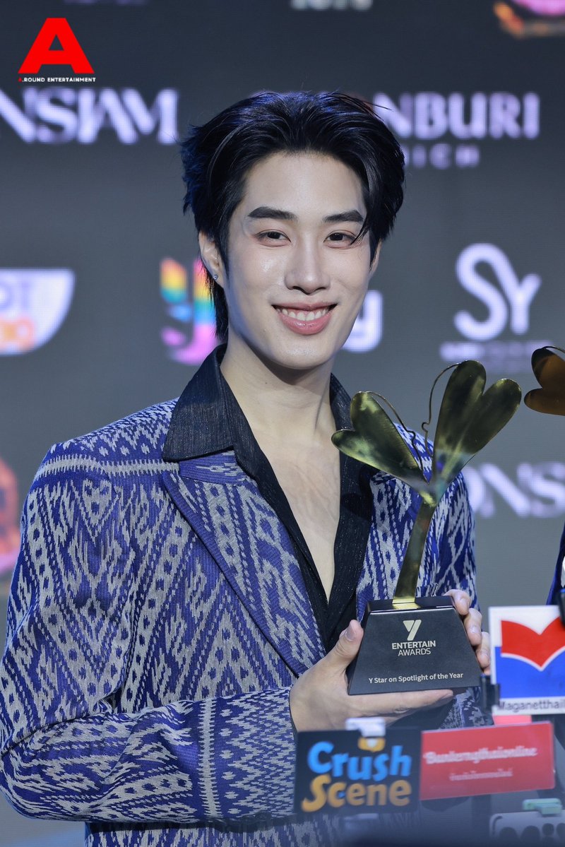 around_ent's tweet photo. ขอแสดงความยินดีกับ “เติ้ล - เฟิร์สวัน” จากซีรีส์ “เขมจิราต้องรอด” คว้ารางวัล “Y Star on Spotlight of the Year” ในงานประกาศรางวัล “Y Entertain Awards 2026”

TLE Y ENT AWARDS26 
#YentertainAW26xTLE
#TleFirstone #Tle_mtm #Firstone
#YentertainAwards2026 https://t.co/C3McSfCORg
