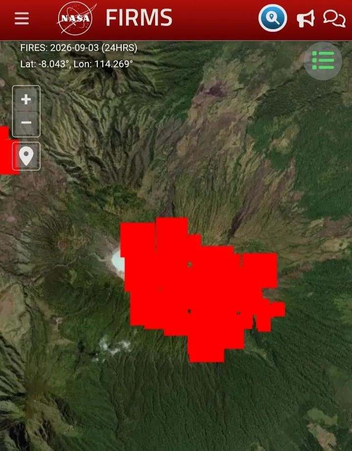 indepenSumatera's tweet photo. BANYUWANGI DARURAT! 

KARHUTLA GUNUNG MERAPI MEREMBET KE KAWASAN GUNUNG IJEN! 

Kebakaran hutan dan lahan  skala besar yang awalnya melalap kawasan hutan Gunung Merapi (Ungup-Ungup), Banyuwangi, makin tidak terkendali! Kobaran api dilaporkan makin meluas hingga merembet ke vegetasi lereng kawasan cagar alam dan Taman TWA Gunung Ijen!

Kondisi di lapangan saat ini benar-benar kritis dan mencekam:

API CEPAT MEMBESAR & SUSAH PADAM: Angin kencang di dataran tinggi ditambah vegetasi kering akibat kemarau bikin kobaran api dengan cepat menjalar dari titik lereng Merapi ke arah kawasan Ijen.

ANCAMAN KABUT ASAP & GAS BERACUN
Selain merusak ekosistem hutan dan habitat satwa endemik, titik api yang makin mendekati jalur pendakian berisiko memicu paparan asap pekat yang bercampur dengan potensi gas vulkanik.

JALUR PENDAKIAN & WISATA WAJIB WASPADA
Situasi ini memicu desakan darurat agar seluruh aktivitas warga, penambang belerang, hingga wisatawan di sekitar TWA Kawah Ijen ditutup total demi keselamatan jiwa!

MEDAN EXTREME BIKIN PETUGAS KEWALAHAN
Personel gabungan Tim Reaksi Cepat (TRC), BPBD, BKSDA, Perhutani, hingga relawan lokal terus berjibaku di lapangan. Namun, curamnya tebing dan terbatasnya sumber air membuat upaya pemadaman secara manual mengalami kendala sangat berat!

Pertanyaannya sekarang
Sampai kapan penanganan karhutla di kawasan konservasi vital seperti ini selalu terkesan melambat sampai apinya membesar dulu? Butuh berapa hektar hutan Lindung yang hangus baru armada helikopter Water Bombing diturunkan secara masif?!
