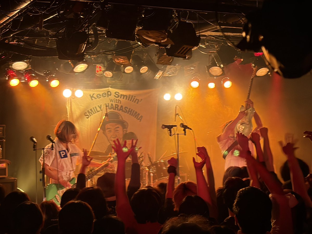 HiroHayashi78's tweet photo. SMILEY'S CONNECTION ＜下北沢CLUB Que編＞終了！
今日は99年フジロックのセットリストを完全再現！原島さんの呼び込みの声も当時のものを使って👍
衣装もあの時のやーつ！
こんな楽しいライブが出来て、しかもこのメンツでやれて嬉しかったー！
原島さん、誕生日おめでTOISUです！ https://t.co/B9BWeruOsb