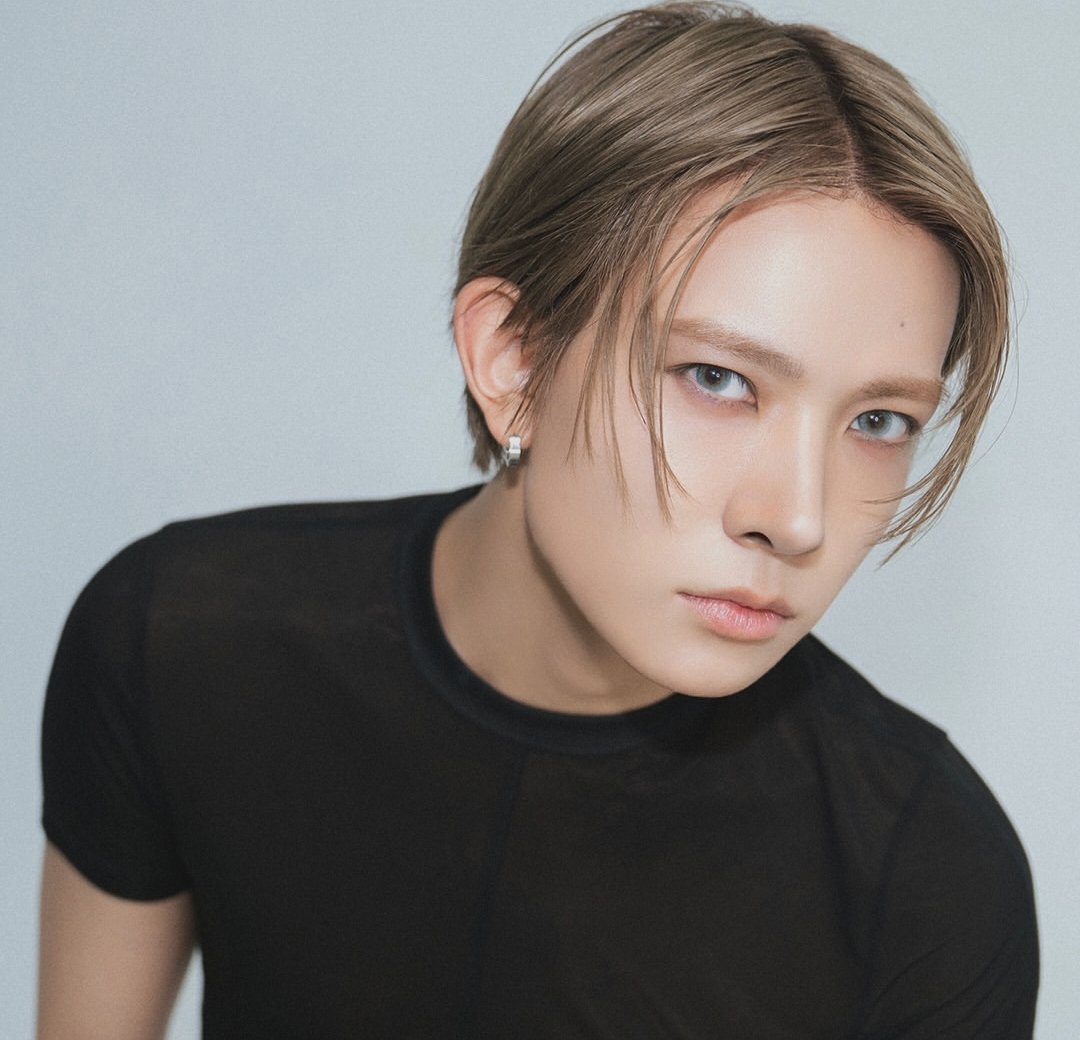 zZzZzZz7_7zZz's tweet photo. Vampirenowlive posting this article about lenses and Heeseung posting these pictures wearing lenses on the same day is not a coincidence. It's lore. Also it talks about how lenses are used to hide identity, ie hee hiding his vamp identity, the last pic has 7 pics as a whole..🥹 https://t.co/BynbgAJeii