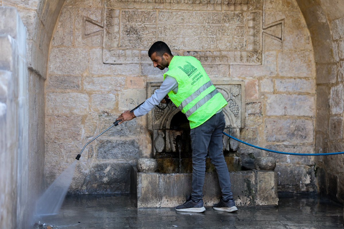 MardinBuyukshr's tweet photo. 📌Tarihi Çeşmelerimizi Geleceğe Taşıyor💧

Mardin Büyükşehir Belediyesi olarak, kadim kentimizin tarihi ve kültürel mirasına sahip çıkmaya devam ediyoruz.

Şehrimizin farklı noktalarında bulunan tarihi çeşmelerde temizlik ve çevre düzenleme çalışmaları gerçekleştiriyoruz.

Yüzyıllardır Mardin’in sokaklarına hayat veren, geçmişten günümüze uzanan bu eşsiz eserleri koruyarak gelecek nesillere aktarmak için çalışmalarımızı sürdürüyoruz.

#MardinBüyükşehirBelediyesi
#Mardin #HuzurunŞehriMardin