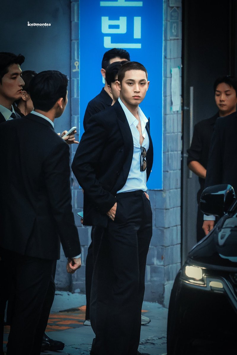 Tangaooo's tweet photo. เหมือนพวกหัวหน้าแก๊งอันธพาลในหนังเกาหลีเลยว่ะ โคตรหล่อ โคตรเท่ โคตรอันตราย แต่ถ้าอยู่ไทยเป็นตำรวจ ทหารปลอมตัวมา รู้ตั้งแต่วิแรก หัวเด่นมาก่อนเลย5555555 https://t.co/njv2xngR2j