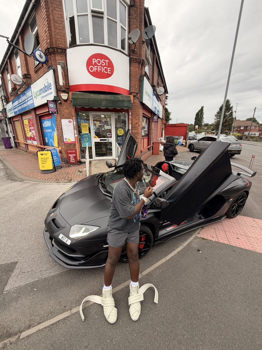 reshboss_'s tweet photo. The Sneaker Statement Is Actually Loud Enough #OnTheirNecks 🥶 https://t.co/RghxlNnVoA