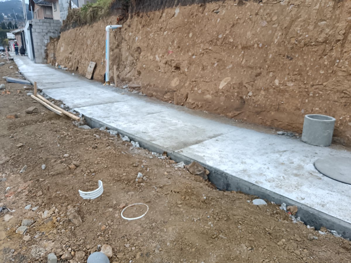 OOPPCuenca's tweet photo. 🚧 Nuevas calles de tierra pasarán a pavimento en Narancay

El equipo de obreros e ingenieros👷 y los profesionales de la Unidad Ejecutora de Proyectos trabajan en la calle Beethoven, ubicada por el sector de Narancay.

✅ De tierra a pavimento rígido pasarán 110m. https://t.co/p53FenzJwa