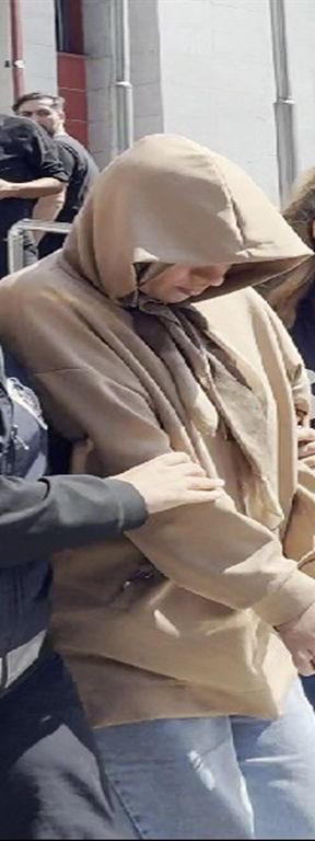 DemirFerit62's tweet photo. SON DAKİKA

GÜLİSTAN DOKU’NUN İNSTANGRAM  HESABINA  GİREN PERIHAN BENZER TUTUKKANDI….

5 Ocak 2020 tarihinden Gülistan Doku’nun Tuncay Sonel tarafından ortadan kaybedilmesinden sonra  
8 Ocak 2020 tarihinde gün boyu Gülistan Doku’nun İnstagram hesabına girerek veri silen ve bazı kişileri engelleyen Munzur Üniversitesi öğrencisi  Perihan Benzer tutuklandı. 

Erzurum Cumhuriyet Başsavcılığı tarafından düzenlenen Gülistan Doku soruşturması 5. Dalga operasyonunda gözaltına alınan Perihan Benzer, *Suç Delillerini Yok Etme, Gizleme veya Değiştirme, Bilişim Sistemindeki Verileri Bozma Yoketme, Erişilmez Kılma,Sisteme Veri Yerleştirme vb. Nitelikli şekilde kasten öldürmeye yardım etme ve  Kişisel Verileri, Hukuka Aykırı Olarak Ele Geçirmek veya Yaymak suçlarından Erzurum nöbetçi Sulh Ceza mahkemesi tarafından tutuklandı.
