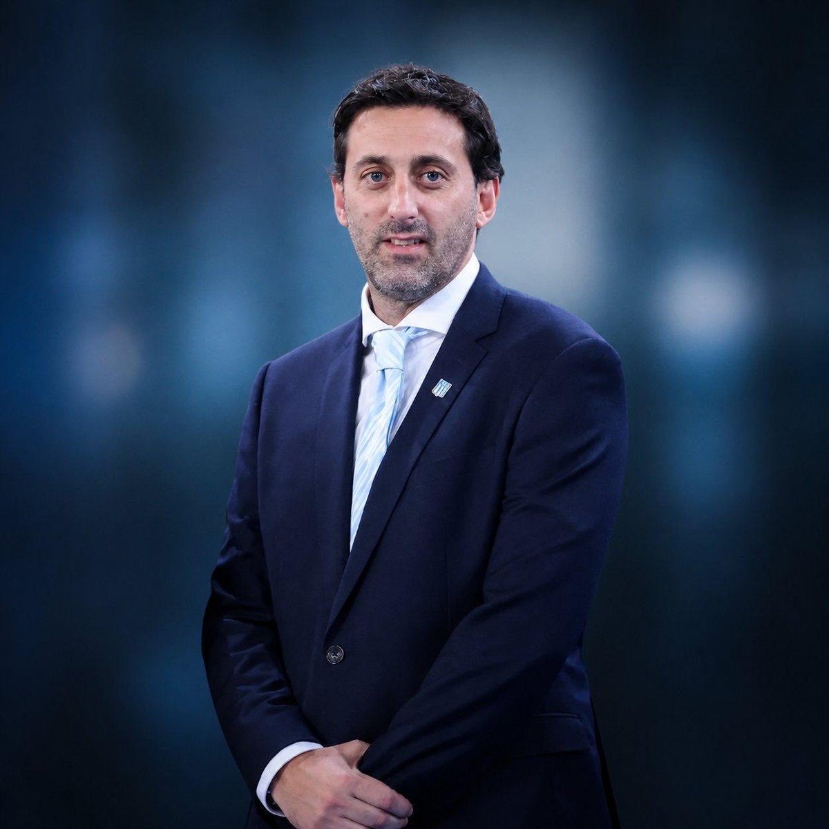 PepiLadanaj's tweet photo. “A mí me encantaría traer un jugador de 20 millones de dólares pero no lo podemos hacer, todos los días cuido las finanzas del club. 

Jamás voy hacer locuras en los mercados de pases, no voy a endeudar al club porque yo padecí ese Racing”. 

👉 Diego Milito en rueda de prensa. https://t.co/qhBlu4WkGq