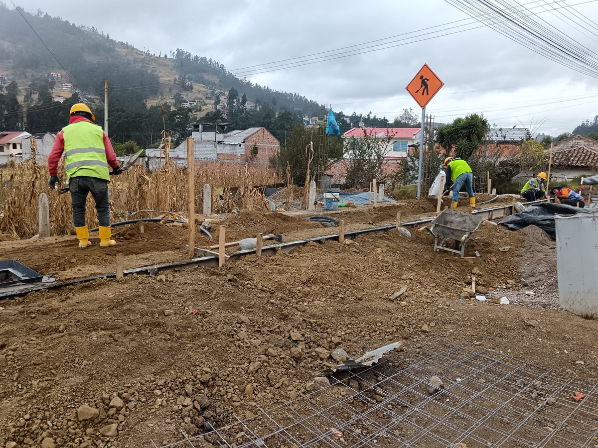 OOPPCuenca's tweet photo. 🚧 Nuevas calles de tierra pasarán a pavimento en Narancay

El equipo de obreros e ingenieros👷 y los profesionales de la Unidad Ejecutora de Proyectos trabajan en la calle Beethoven, ubicada por el sector de Narancay.

✅ De tierra a pavimento rígido pasarán 110m. https://t.co/p53FenzJwa