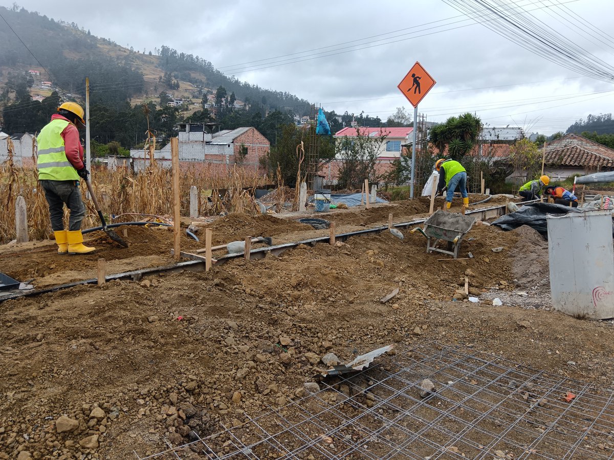 OOPPCuenca's tweet photo. 🚧 Nuevas calles de tierra pasarán a pavimento en Narancay

El equipo de obreros e ingenieros👷 y los profesionales de la Unidad Ejecutora de Proyectos trabajan en la calle Beethoven, ubicada por el sector de Narancay.

✅ De tierra a pavimento rígido pasarán 110m. https://t.co/p53FenzJwa