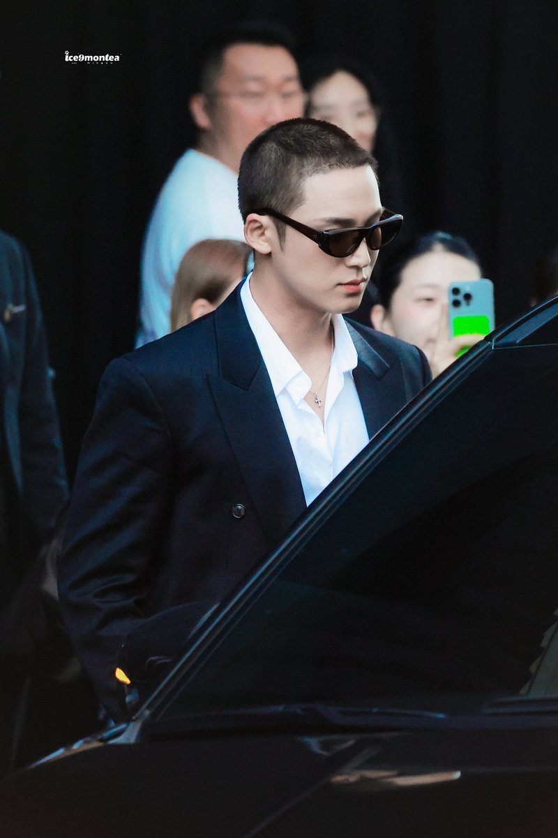 rdmcart's tweet photo. few years from now were gonna look back to this day and remember how iconic it was for mingyu to debut his buzz cut at a fashion event before his military enlistment https://t.co/6yHO9OQMjj