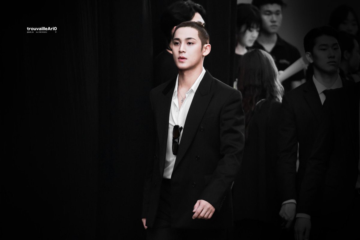 rdmcart's tweet photo. few years from now were gonna look back to this day and remember how iconic it was for mingyu to debut his buzz cut at a fashion event before his military enlistment https://t.co/6yHO9OQMjj