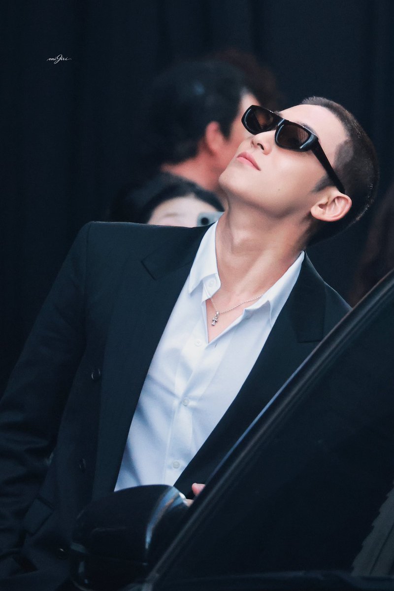 rdmcart's tweet photo. few years from now were gonna look back to this day and remember how iconic it was for mingyu to debut his buzz cut at a fashion event before his military enlistment https://t.co/6yHO9OQMjj