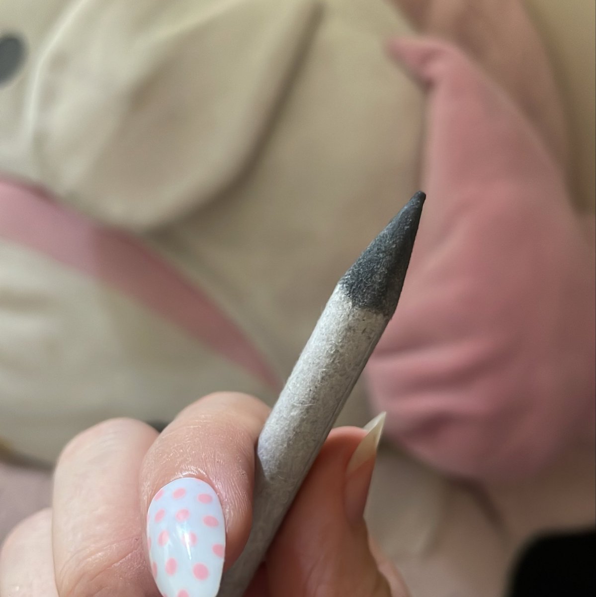 misocameo's tweet photo. @minnibubbles_ i use this kind of blending stick thing and i have used it so many times that there will always be a little pigment left on it that i can smudge on to make a very delicate colour….. like a well seasoned wok…… https://t.co/dXc7Wtpivk