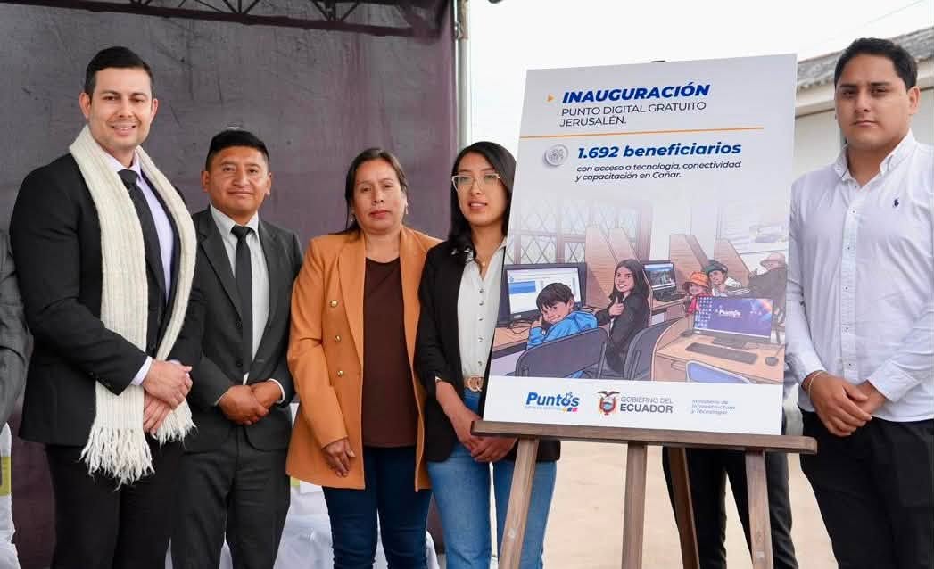 PDEMindo's tweet photo. Más oportunidades digitales llegan a la parroquia Jerusalén, en el cantón Biblián.
El viceministro de Tecnologías de la Información y Comunicación, Ricardo Gutiérrez, inauguró un nuevo Punto Digital Gratuito (PDG), un espacio que acerca internet, capacitación y herramientas tecn https://t.co/BPS5T1GRxs