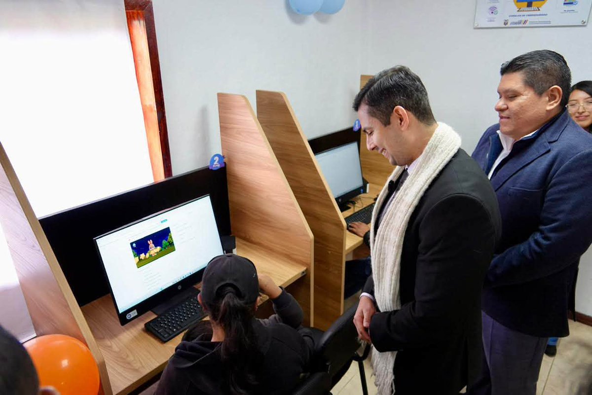 PDEMindo's tweet photo. Más oportunidades digitales llegan a la parroquia Jerusalén, en el cantón Biblián.
El viceministro de Tecnologías de la Información y Comunicación, Ricardo Gutiérrez, inauguró un nuevo Punto Digital Gratuito (PDG), un espacio que acerca internet, capacitación y herramientas tecn https://t.co/BPS5T1GRxs