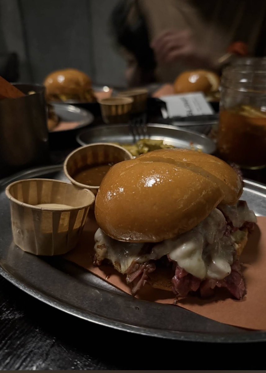 joaanryd's tweet photo. برقر  ١٩٨٣ | BRGR 1983

برجر بالبسطرمة بطابع مختلف من الخيارات
 اللي تستحق التجربة لعشاق البسطرمة 🍔

الموقع 📍فرع حي الياسمين https://t.co/YjvyNAfTGI