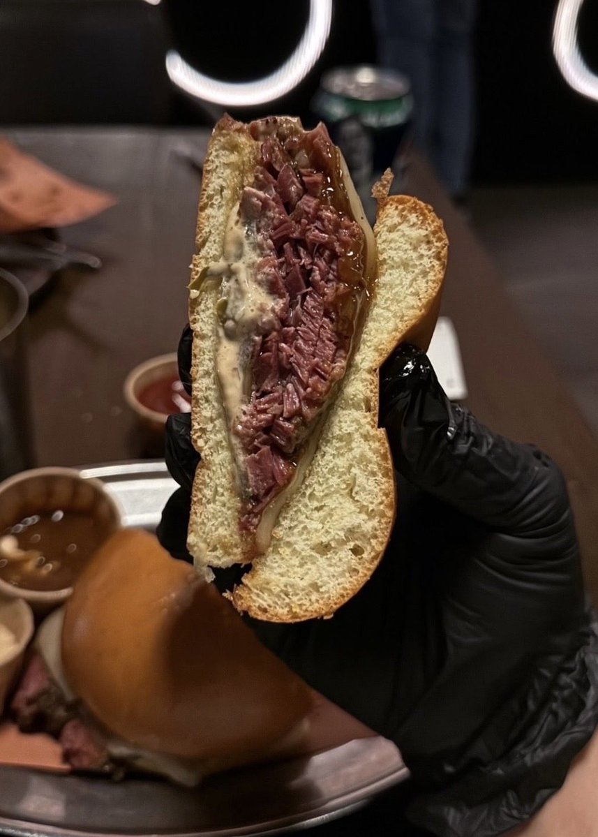 joaanryd's tweet photo. برقر  ١٩٨٣ | BRGR 1983

برجر بالبسطرمة بطابع مختلف من الخيارات
 اللي تستحق التجربة لعشاق البسطرمة 🍔

الموقع 📍فرع حي الياسمين https://t.co/YjvyNAfTGI