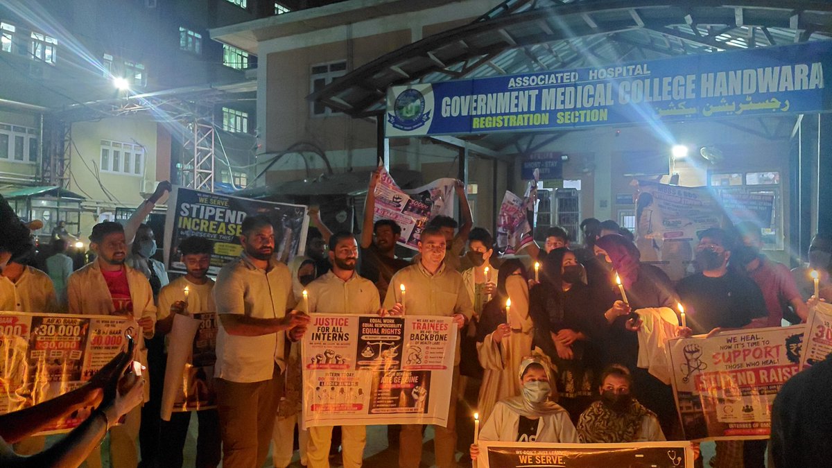 FarshanMir's tweet photo. Day 4 of the candlelight march by GMC Handwara interns for a stipend hike.

How long will they be ignored? Authorities will have to listen.

#gmchandwara
#hikestipend
@DrMohammadMomin 
@AkibJavid5 
@DrWasimJKMSA @DMA_India15 @JKMedicalAsso @GreaterKashmir 
@RisingKashmir https://t.co/kpxGo2VZNc