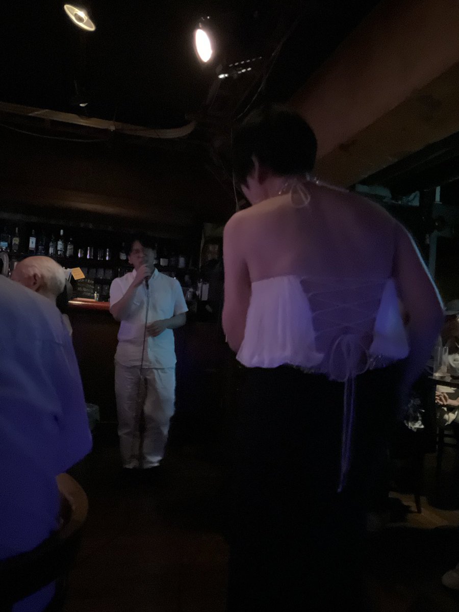deeraqua's tweet photo. 抱かれたい女では客席後方でのマイクという会場をフルに使った演出も。

6人での演奏という場面もありましたが、これが人数とは逆に音数が控えめになっていたのも印象的でしたしなんか納得感もありました。

そしてどの曲を聴いてもノラさんの書く曲の強さが感じられたステージだったなと。 https://t.co/N82s4WlUDW