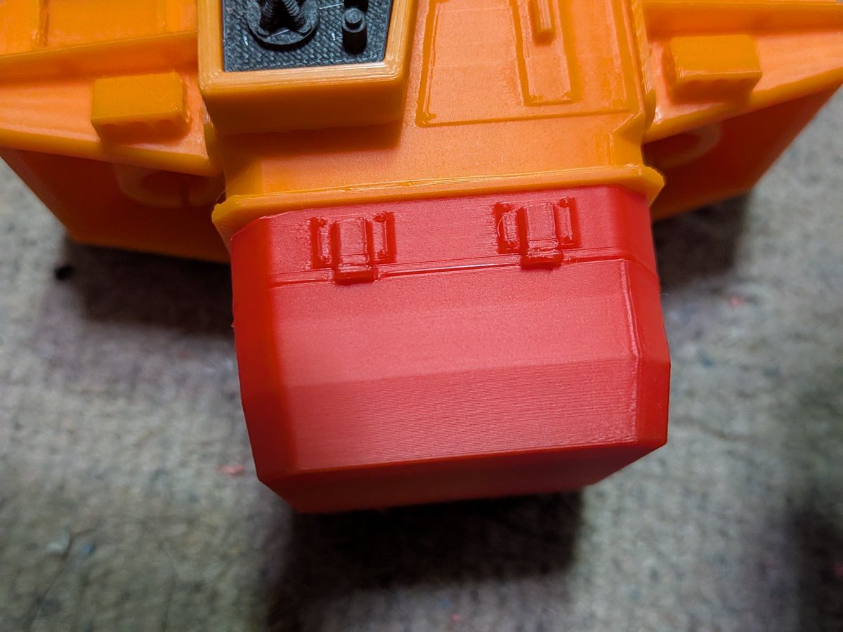 ok2177's tweet photo. サイレントランニングのドローン製作。ヒューイも作り始めました。デューイとは側面のパターンも少し違うので変えてます。同じヒューイでも映画の場面で少し違ったりしますので、そのへんは自分の好みで作りました。 https://t.co/dzG9LZVTRS