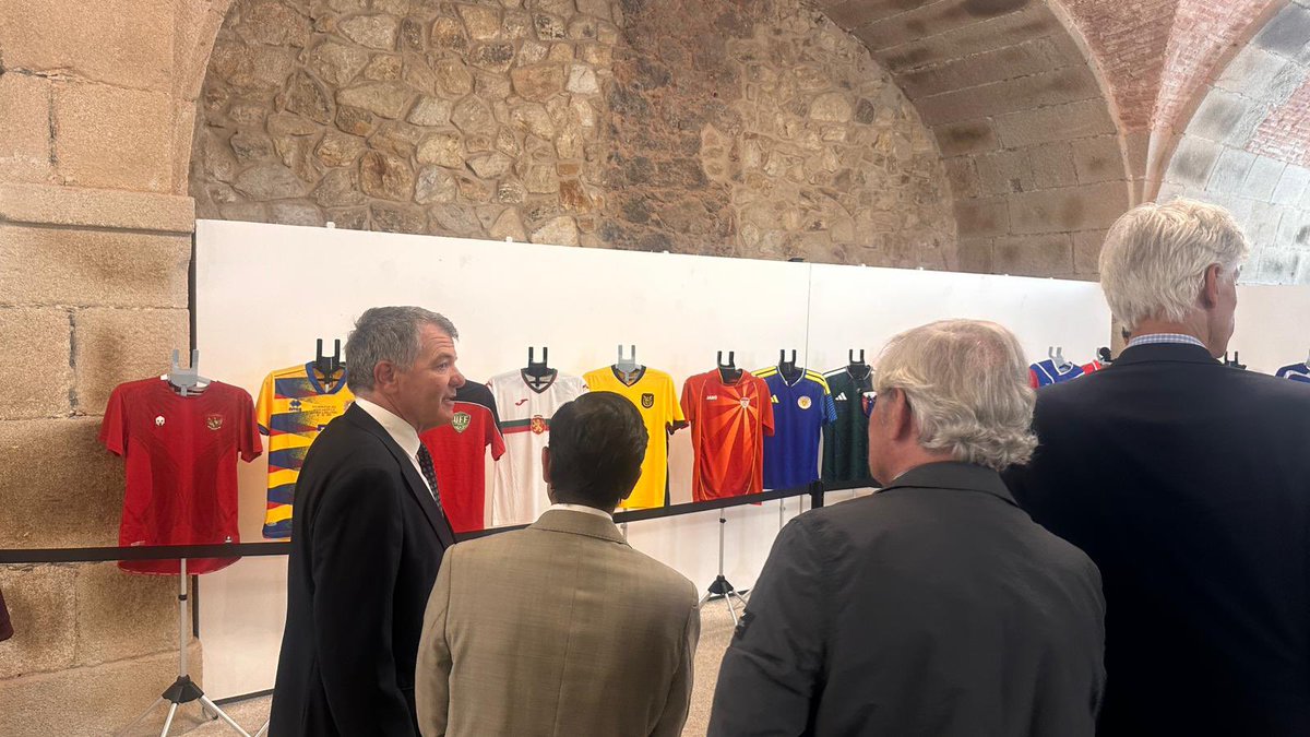 PuertoFerrolSC's tweet photo. ⚽️ El presidente de la Autoridad Portuaria de Ferrol-San Cibrao, José Antonio Álvarez Vidal, ha participado esta mañana en la inauguración de la exposición “Fútbol por la Paz”, organizada por la Academia de la Diplomacia del Reino de España, con la colaboración de @laliga. https://t.co/dgqNmDsNjd