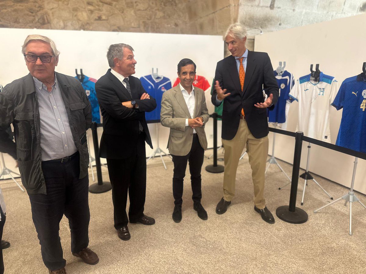 PuertoFerrolSC's tweet photo. ⚽️ El presidente de la Autoridad Portuaria de Ferrol-San Cibrao, José Antonio Álvarez Vidal, ha participado esta mañana en la inauguración de la exposición “Fútbol por la Paz”, organizada por la Academia de la Diplomacia del Reino de España, con la colaboración de @laliga. https://t.co/dgqNmDsNjd