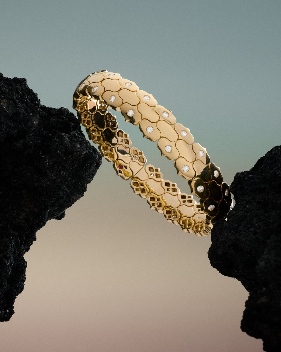 RobertoCoin1's tweet photo. Then. Now. Unmistakably Cobra. A design born in the 1990s returns with the same distinctive character.

#RobertoCoin #Cobra https://t.co/eioiLiqvmH