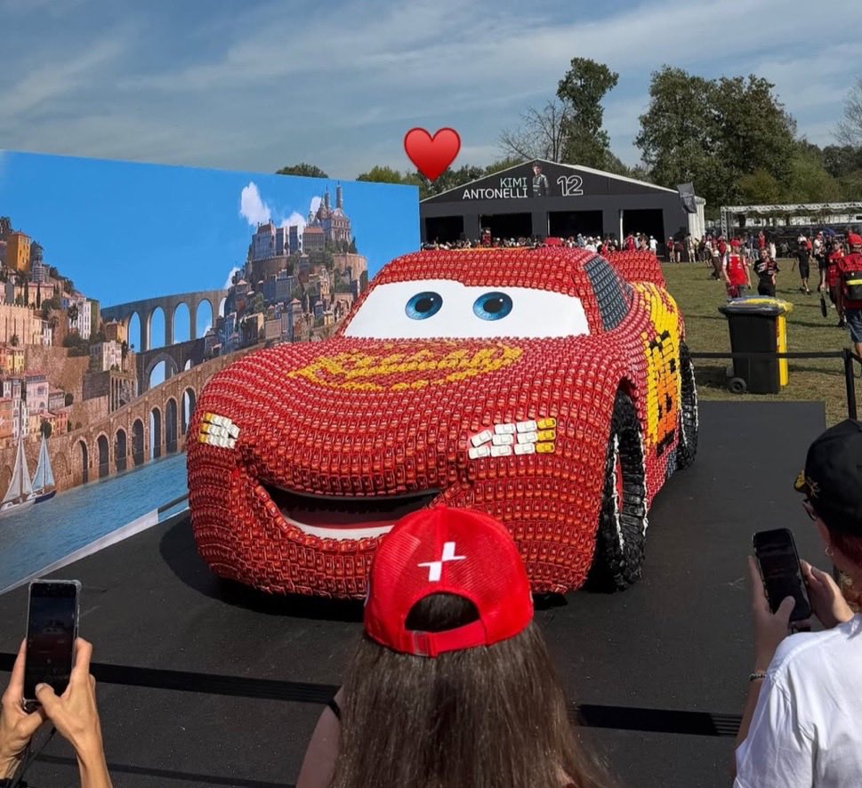 TinoCLeclerc's tweet photo. En el Fanzone de Monza hay un Rayo McQueen grande hecho con todos autos chiquitos del Rayo McQueen 😭 es hermoso https://t.co/JyHwq38rDt