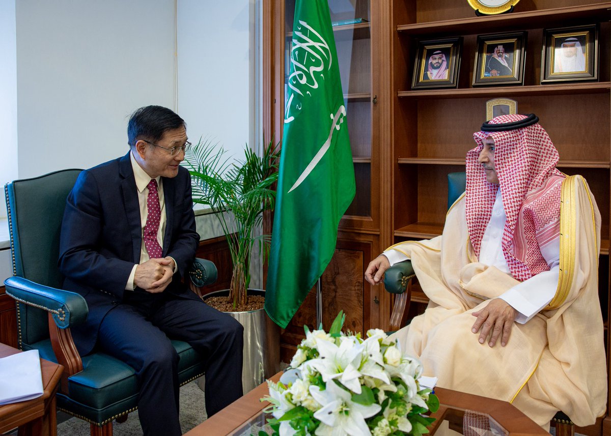 KSAMOFA's tweet photo. #الرياض | وكيل الوزارة للشؤون السياسية السفير الدكتور #سعود_الساطي يستقبل المبعوث الخاص للشؤون الأفغانية في وزارة الخارجية الصينية السيد يويه شياو يونغ، ويستعرضان العلاقات الثنائية بين البلدين، والموضوعات ذات الاهتمام المشترك. https://t.co/W3RsQbHjc5