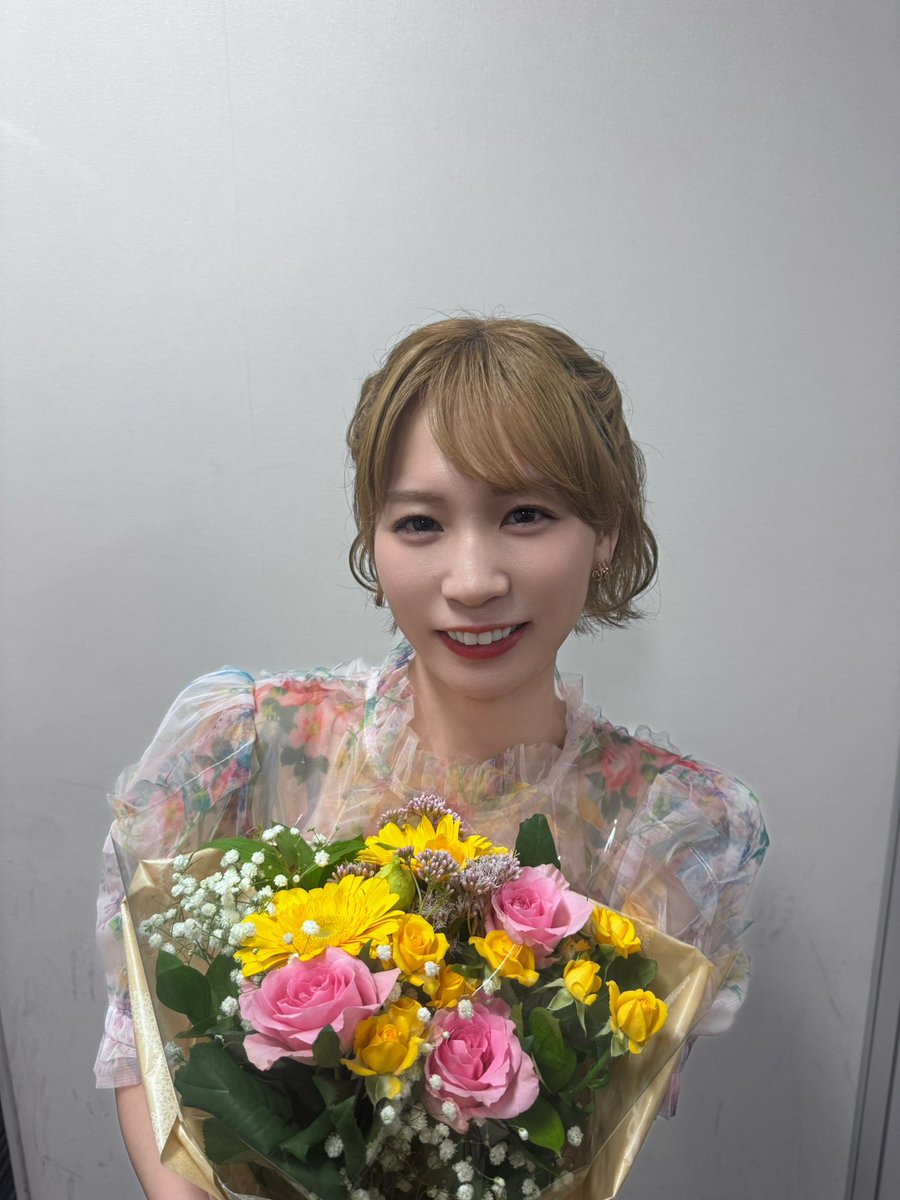 GUMi_BiSH's tweet photo. うまれましたよっ♪
今年はなんと日付が変わる時に収録のお仕事だったので、
お花をもらって皆さんに祝ってもらえて嬉しかったです💐 https://t.co/ifYJw9l8Xx