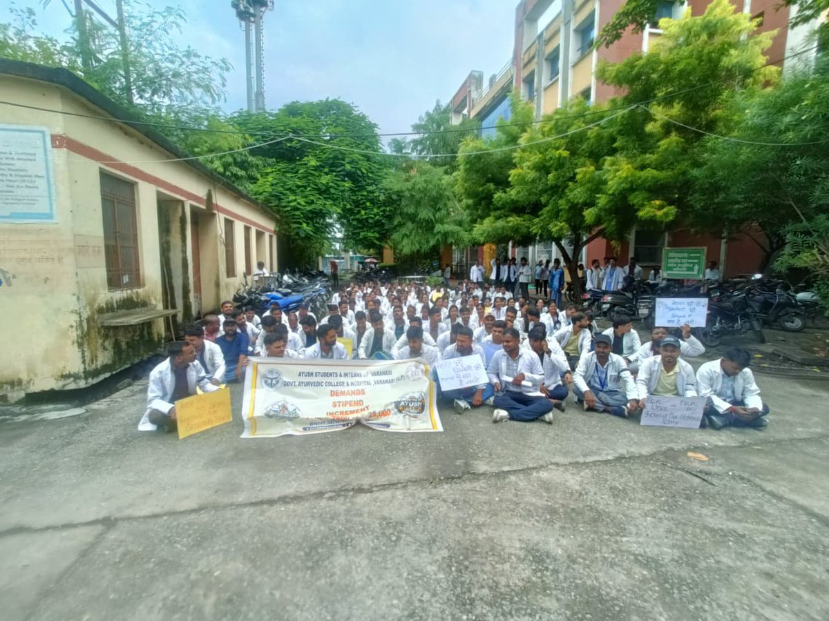 kumaratuldongra's tweet photo. .
AYUSH Interns भी अस्पतालों में प्रतिदिन अपनी जिम्मेदारियाँ पूरी ईमानदारी से निभा रहे हैं।
हमारी सेवा, समय और समर्पण को उचित मानदेय मिलना चाहिए।
₹25,000 stipend for AYUSH Interns.
@ayushupdept @dayalugurubjp @SureshKKKhanna @CMOfficeUP @upayushdept @moayush
  #AYUSHInternsUP https://t.co/Db9ffKKhzv