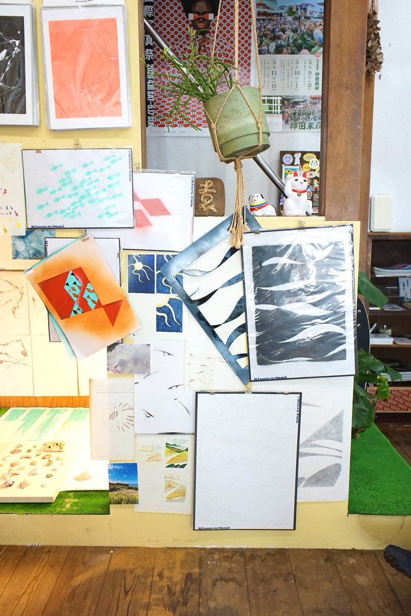 yuppe_my's tweet photo. 個展「みなととなみ」はじまりました！
たくさん貼り出しました。

どこの壁も見ていて飽きない、
ずっと眺めていたい空間になったと思います。
たくさんの方にこの感覚を共有できたら嬉しいです◎

平日は読めないですが、休日は終日在廊してると思います。
14日まで！どうぞよろしくお願いしますー！ https://t.co/Tle9W2ghY0
