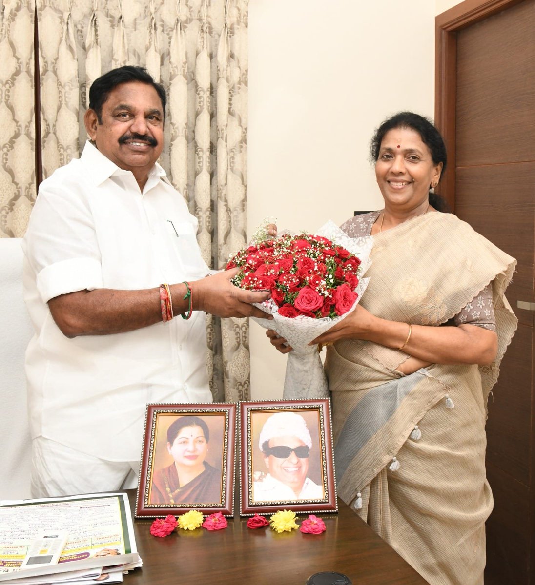 AIADMKOfficial's tweet photo. மாண்புமிகு கழகப் பொதுச்செயலாளர் புரட்சித் தமிழர் @EPSTamilNadu அவர்களை 

கழக அமைப்புச் செயலாளரும், கழக செய்தி தொடர்பாளரும், முன்னாள் அமைச்சருமான திருமதி S. கோகுல இந்திரா அவர்கள், கிருஷ்ண ஜெயந்தியை முன்னிட்டு நேரில் சந்தித்து வாழ்த்து பெற்றார் https://t.co/Wj5QHgCJid