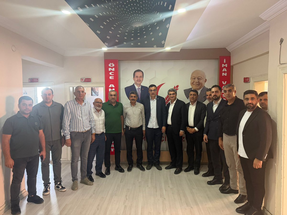 emin_ekmen's tweet photo. Yeniden Refah Partisi Batman İl Başkanlığını ziyaret ederek gündemi değerlendirme imkânı bulduk.

İl Başkanı Sayın Ziyaülhak Yamaç'ı ve yönetimini; İl Başkanımız Şehmus Yılmaz, İl Başkan Yardımcılarımız Emin Altun, Ahmet Şarlat ve Yusuf Ok ile ziyaret ederek, Süreç yasasının bölgemizdeki yansımaları, değerlendirmeleri ve partilerin daha yakın bir iş birliği içerisinde çalışmasının gerekliliği üzerine istişarelerde bulunduk.

Nazik ev sahiplikleri için Yeniden Refah Partisi Batman İl Yönetimi'ne teşekkür ediyorum.

@yenidenrefahbatman, @sehmusylmazz, @okyusufff, @ahmet.sarlat