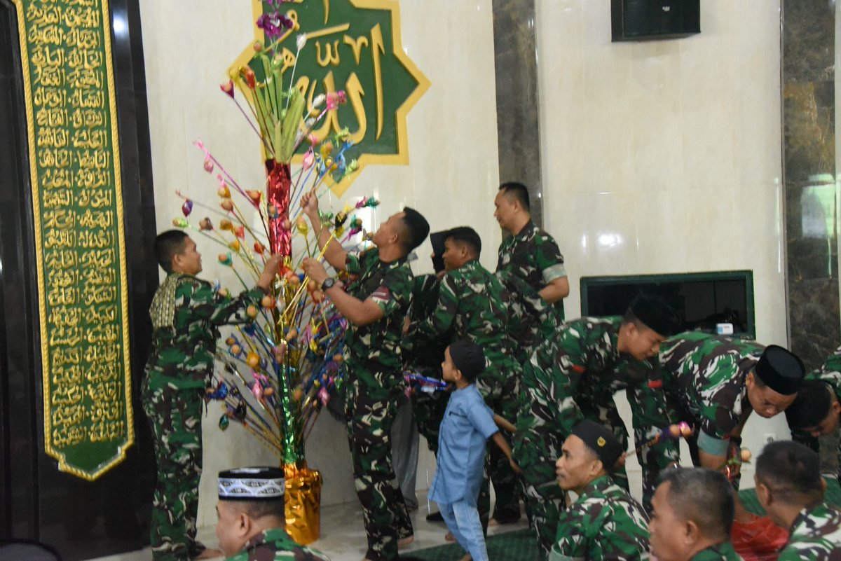 Hubdamxiv's tweet photo. Komlekdam XIV/Hasanuddin melaksanakan kegiatan peringatan Maulid Nabi Muhammad SAW 1448 H/2026M 
sambutan yang dibacakan oleh Wakakomlekdam XIV/Hsn Letkol Cke Jupri, S.T. bahwa peringatan Maulid Nabi Muhammad SAW hendaknya tidak sekedar menjadi tradisi seremonial semata. https://t.co/3MVaLCCAag