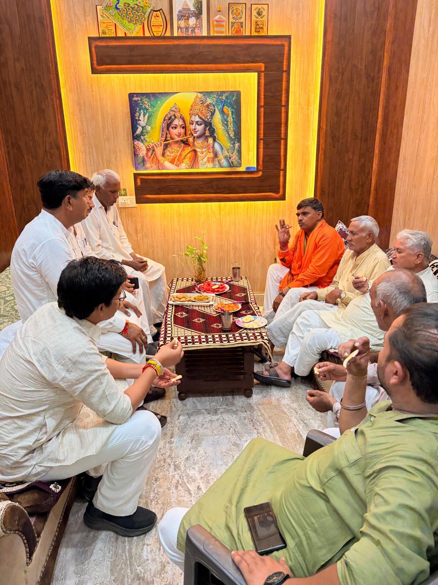 SunilEngineer1's tweet photo. 🌸 आत्मीय मिलन एवं स्नेहिल संवाद 🌸

गोहाना में पूर्व महामंत्री भाजपा श्री राजू पटवारी जी के निवास स्थान पर आयोजित आत्मीय जलपान एवं स्नेहिल संवाद कार्यक्रम में सहभागिता की।

इस अवसर पर संगठनात्मक विषयों एवं आगामी कार्ययोजनाओं को लेकर आत्मीय संवाद एवं सार्थक चर्चा हुई। https://t.co/Wpl9WDiSF3