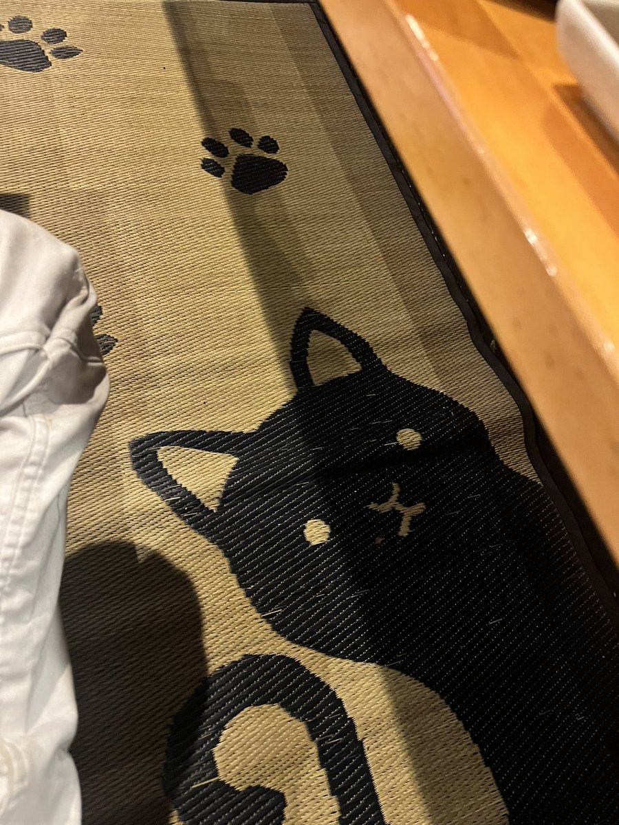 uratan0329's tweet photo. そういやカウンター下のござが可愛かった🐈‍⬛ https://t.co/4xS6RTUGk3