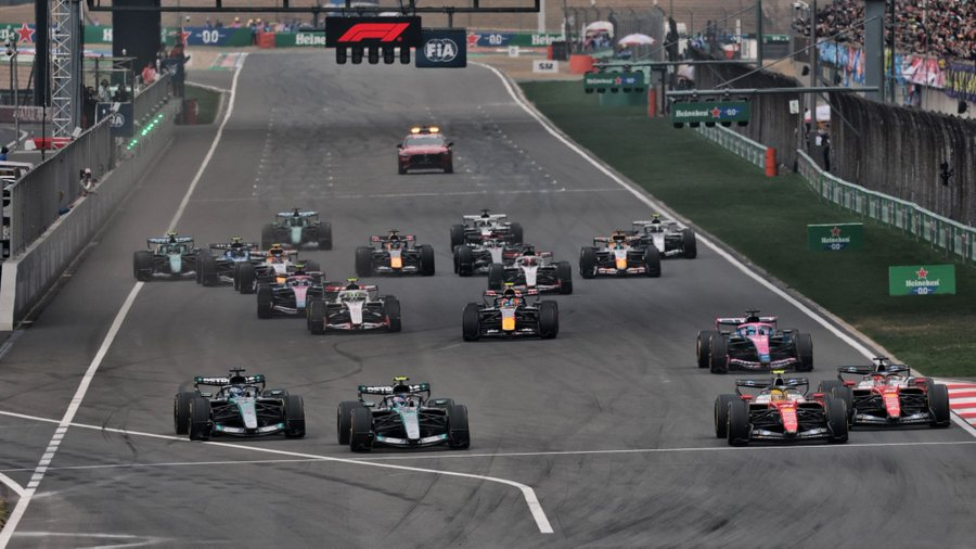 blog_formula1's tweet photo. 🚨 URGENTE: F1 DIMINUIRÁ A DURAÇÃO DAS CORRIDAS EM 15KM A PARTIR DE 2027 🚨

MUDANÇAS À VISTA: AutoRacer informa que as equipes votaram de forma unânime a favor da redução de 5% da distância total das corridas da F1 em 2027, passando dos clássicos 305 km para 290 km (com exceção de Mônaco, que já tem 260 km).

Essa mudança está diretamente ligada às melhorias planejadas nas Unidades de Potência e ao desejo de aumentar a contribuição do motor de combustão interna.