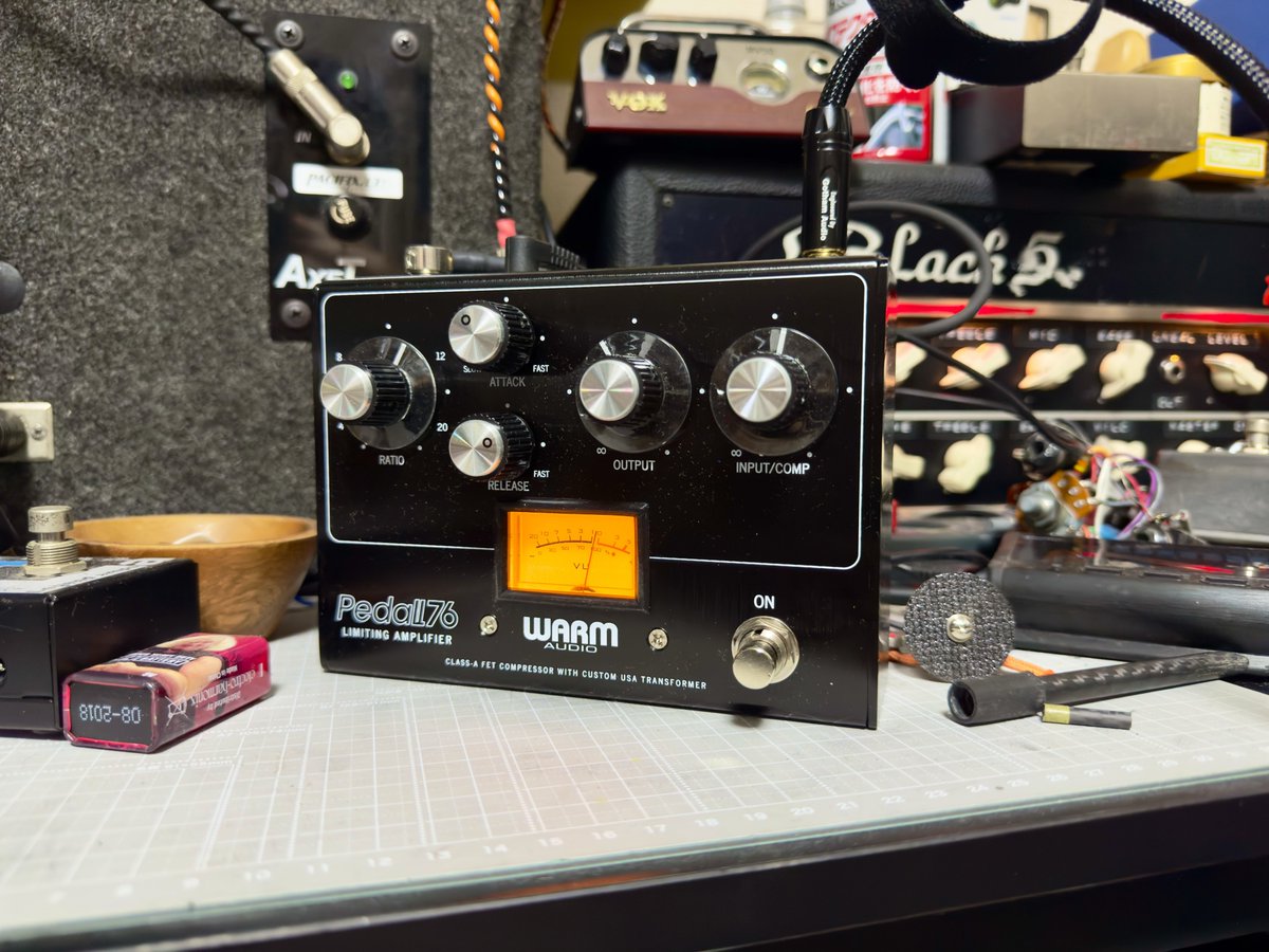 muneo3310's tweet photo. フェンダーのコンプダメダメだったので腹いせ
初めての1176系
すごい真面目な音作りだ...
そう書くと面白みがない感じに聞こえるけど無いわけじゃない。でもすごく真面目に働くコンプだなと https://t.co/zoMjL1SQE8