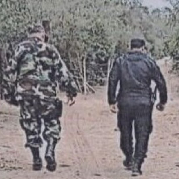 clarincom's tweet photo. ASÍ OPERAN LAS BANDAS QUE USURPAN CAMPOS EN SALTA Y SANTIAGO DEL ESTERO PARA EXPLOTARLOS

Lectura rápida
Una investigación judicial en Salta puso bajo la lupa a un grupo acusado de ocupar ilegalmente parte de la finca Santa Rita, de 11.800 hectáreas, en Talavera. En un operativo de tres días, la Policía detuvo a siete personas que estaban en una zona de unas 2.500 hectáreas y secuestró dos pistolas, herramientas, alambres, un camión y otros elementos.

Alambrados, amenazas y ganado
Según fuentes judiciales y representantes de la empresa propietaria, el mecanismo incluía la ocupación de terrenos, el reemplazo de alambrados y el cierre de caminos. “Amenazaron y golpearon gente, robaron ganado”, afirmó Jorge Neme, vicepresidente de Agrosol. Cuatro de los detenidos quedaron con prisión preventiva en una causa por abigeato y portación de armas.

Cómo buscan ganar tiempo
Los denunciantes también describen una estrategia para prolongar las ocupaciones mediante demandas de usucapión acompañadas por medidas cautelares de no innovar. “No lo van a ganar, pero a ellos no les importa eso, sino ganar tiempo para explotar el campo”, sostuvo Julián Aguilar, abogado de Agrosol. La investigación también analiza denuncias por extorsiones a productores y la posible existencia de una asociación ilícita.

Tala ilegal y daño ambiental
Otro de los focos es el daño ambiental. La empresa denuncia la tala ilegal de quebrachos y el traslado nocturno de madera hacia Santiago del Estero. “Están haciendo un desastre económico y ecológico”, afirmó Aguilar. La fiscal Celeste Pisacic señaló que continúan investigándose otras posibles maniobras delictivas y que las responsabilidades podrían ampliarse.

(+) en Clarín: https://t.co/aUyHRAD9jM
Foto: Los usurpadores ponen a personas armadas a controlar los accesos a los campos ocupados.