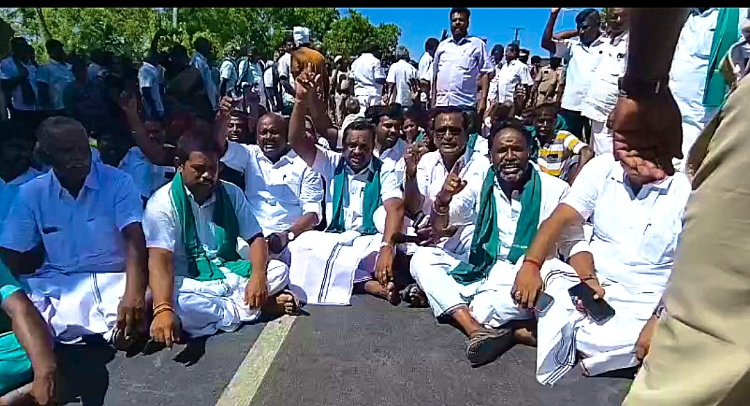 raja15370's tweet photo. அமராவதி ஆற்றுப்பாசன விவசாயிகளுக்காக கரூர் மாவட்ட அஇஅதிமுக நடத்திய போராட்டம் வெற்றி பெற்றது. உயிர்நீதி மன்ற உத்தரவுப்படி, 3000 கனஅடி தண்ணீரை திறந்துவிடாமல் வெறும் கண் துடைப்புக்காக 1000 கனஅடி நீரை மட்டும் திறந்துவிட்டு விவசாயிகளை வஞ்சித்த தமிழக அரசை கண்டித்து 

#KARUR_ADMK_IT_WING https://t.co/uvyPqmQGf4