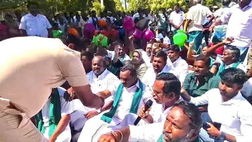 raja15370's tweet photo. அமராவதி ஆற்றுப்பாசன விவசாயிகளுக்காக கரூர் மாவட்ட அஇஅதிமுக நடத்திய போராட்டம் வெற்றி பெற்றது. உயிர்நீதி மன்ற உத்தரவுப்படி, 3000 கனஅடி தண்ணீரை திறந்துவிடாமல் வெறும் கண் துடைப்புக்காக 1000 கனஅடி நீரை மட்டும் திறந்துவிட்டு விவசாயிகளை வஞ்சித்த தமிழக அரசை கண்டித்து 

#KARUR_ADMK_IT_WING https://t.co/uvyPqmQGf4
