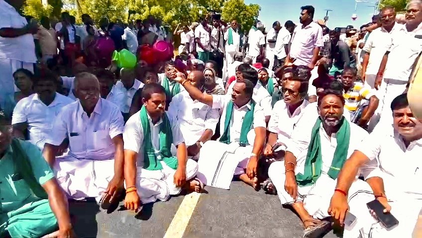 raja15370's tweet photo. அமராவதி ஆற்றுப்பாசன விவசாயிகளுக்காக கரூர் மாவட்ட அஇஅதிமுக நடத்திய போராட்டம் வெற்றி பெற்றது. உயிர்நீதி மன்ற உத்தரவுப்படி, 3000 கனஅடி தண்ணீரை திறந்துவிடாமல் வெறும் கண் துடைப்புக்காக 1000 கனஅடி நீரை மட்டும் திறந்துவிட்டு விவசாயிகளை வஞ்சித்த தமிழக அரசை கண்டித்து 

#KARUR_ADMK_IT_WING https://t.co/uvyPqmQGf4